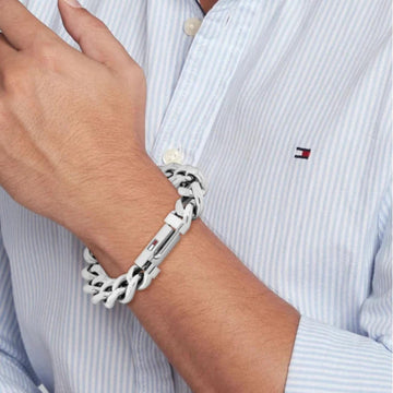 Ανδρικό ατσάλινο βραχιόλι Tommy Hilfiger 2790637 χειροπέδα σε ασημένιο χρώμα και σχέδιο αλυσίδας με διαγώνια πλέξη.